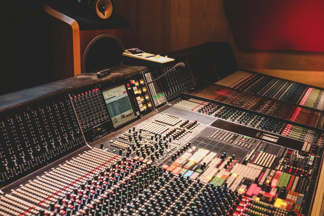 recording Tonmischpult mit vielen Reglern und Modulen in einem Aufnahmestudio.